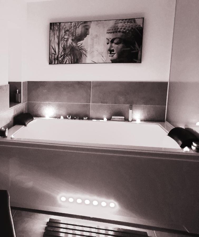 Elle & Lui En Jacuzzi Hotel Bernis Exterior photo
